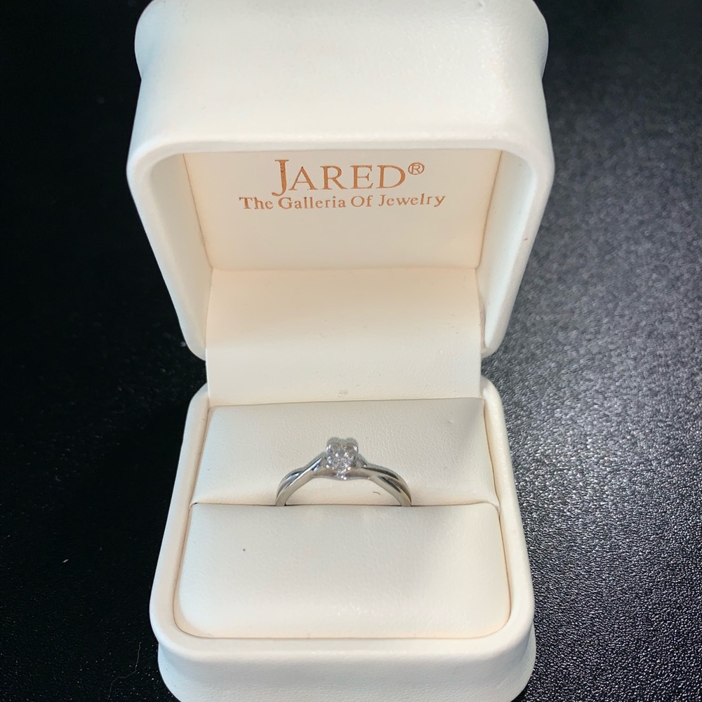 JAREDS DIAMOND RING 1/5 CARAT TW 10K WHITE GOLD